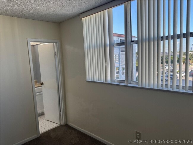 Building Photo - 2860 Somerset Dr