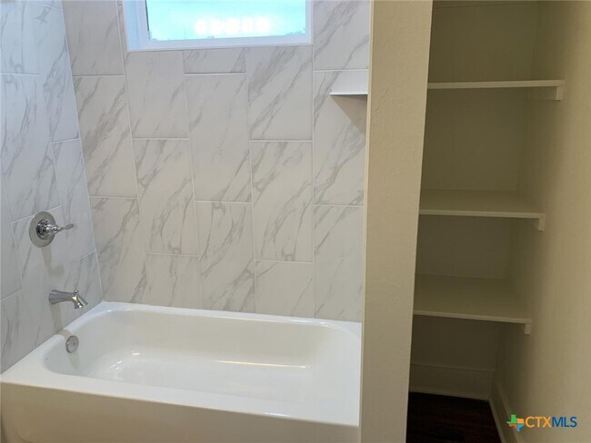 Building Photo - 1854 Royal Loop