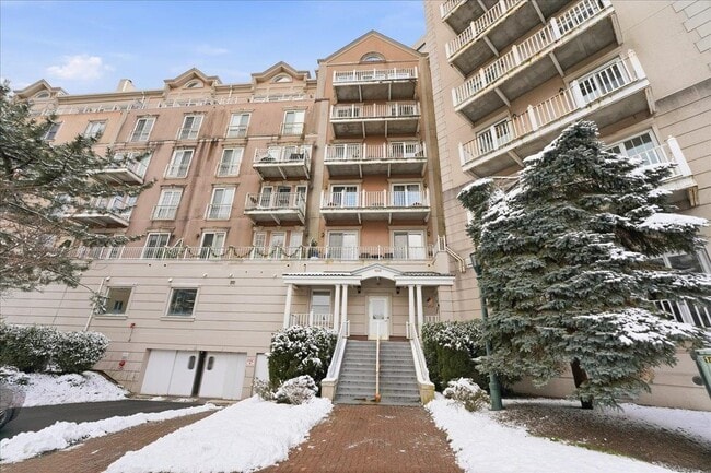 Building Photo - 100 Shearwater Ct E