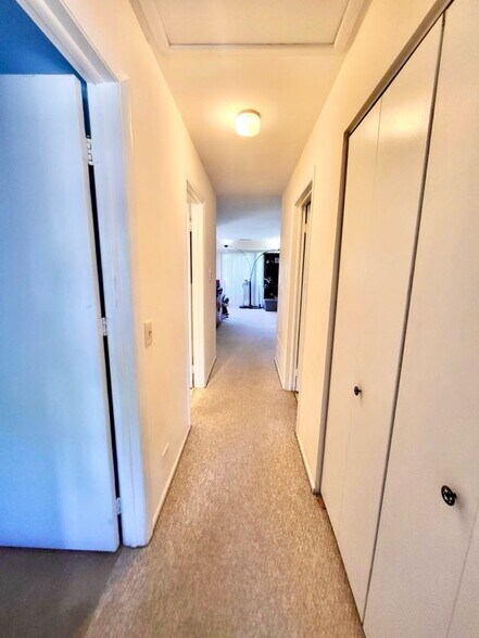 Building Photo - 1054 Deerpath Ct