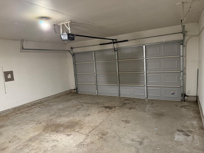 Building Photo - 1940 Cliffrose Dr