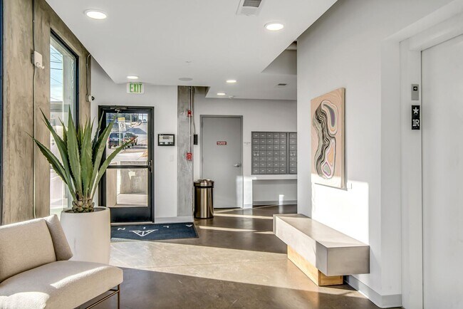 Building Photo - Stunning one bedroom unit in The Wedgewood section of town.