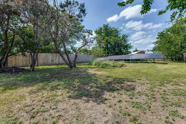 Building Photo - 3 Bedroom 2 Bath Home with Massive Fenced ...