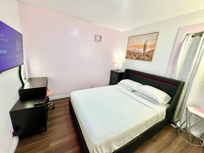 Building Photo - 5333 Longridge Ave