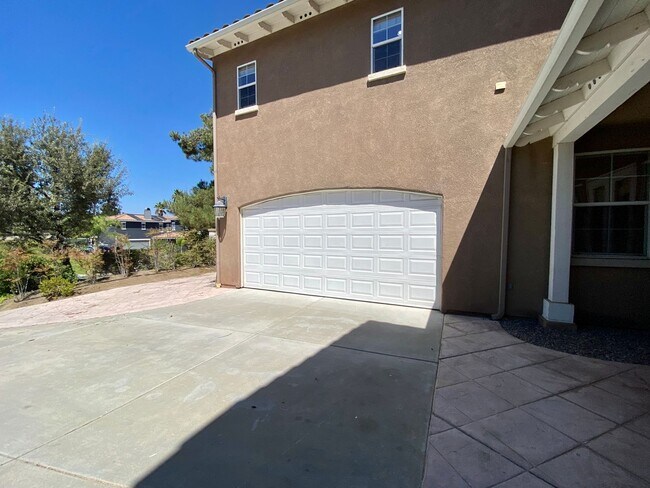 Building Photo - Executive 5 BR Home With Pool RV Parking H...