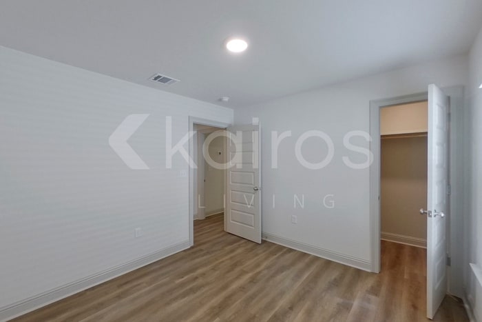 Building Photo - 8118 S Hendrick Dr