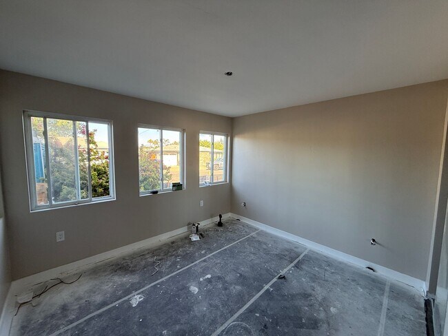 Building Photo - 5176-5178 Ewing St.