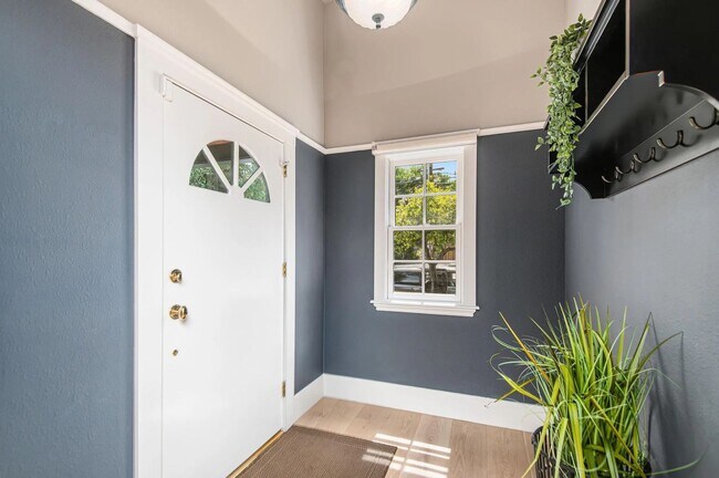 Building Photo - Updated 3BD/2BA + Bonus Room - Menlo Park Home with French Oak Floors