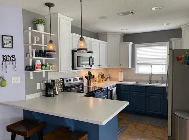 Building Photo - Stylish 3BR Home with Open Layout, Screened Porch & Fenced Yard