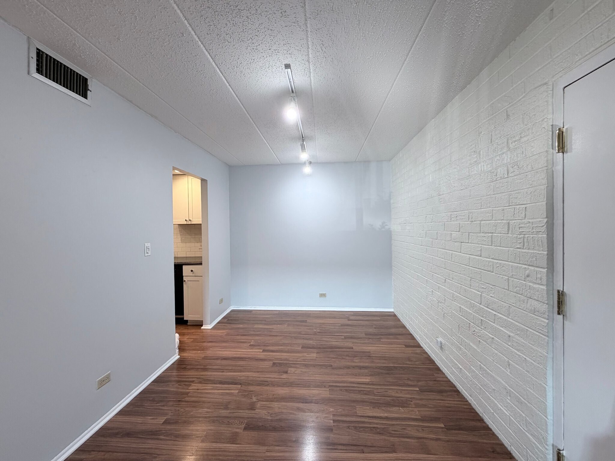 Building Photo - 3223 W Parkway Dr