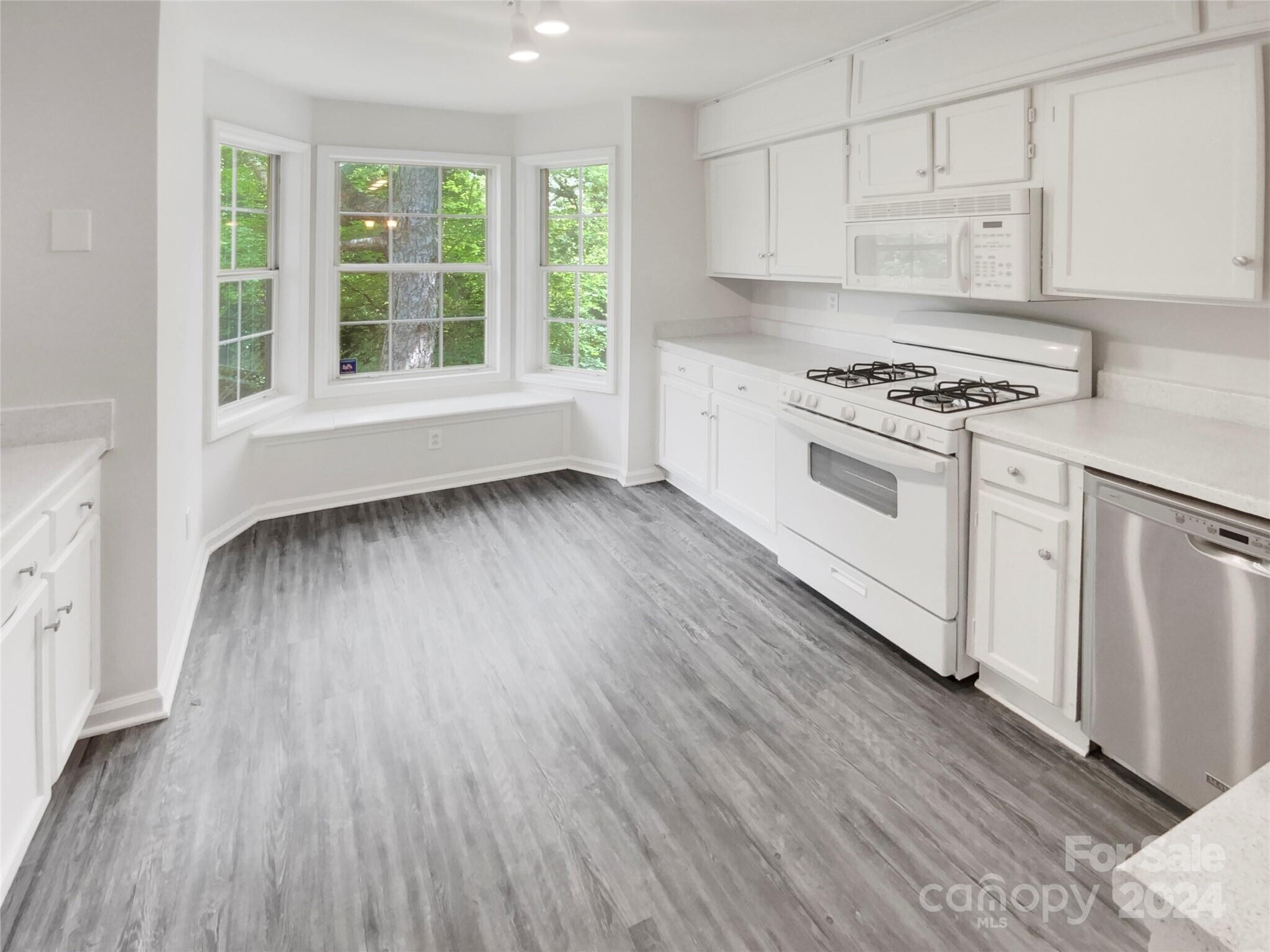 Entry into Kitchen - 6003 Treetop Ct