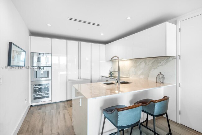 Building Photo - 10201 Collins Ave