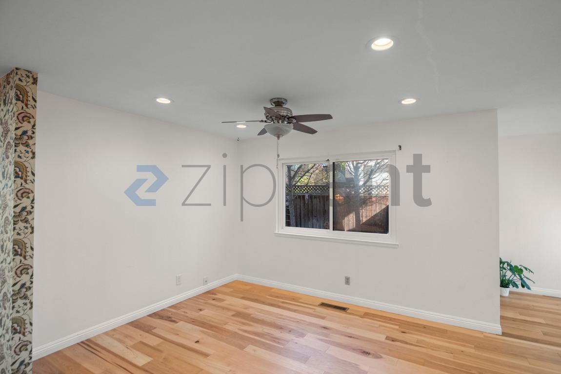 Building Photo - 743 Shawnee Ln