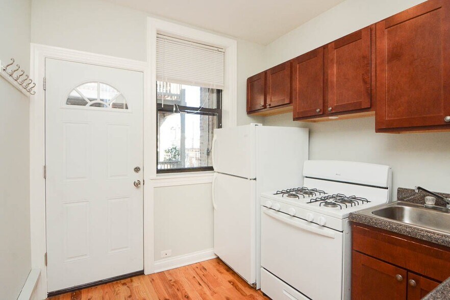Building Photo - 4420 N Wolcott Ave