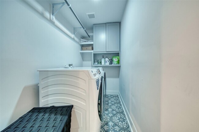 Building Photo - 5911 Dawnridge Dr