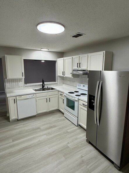 Building Photo - 4084 Stillwood Dr