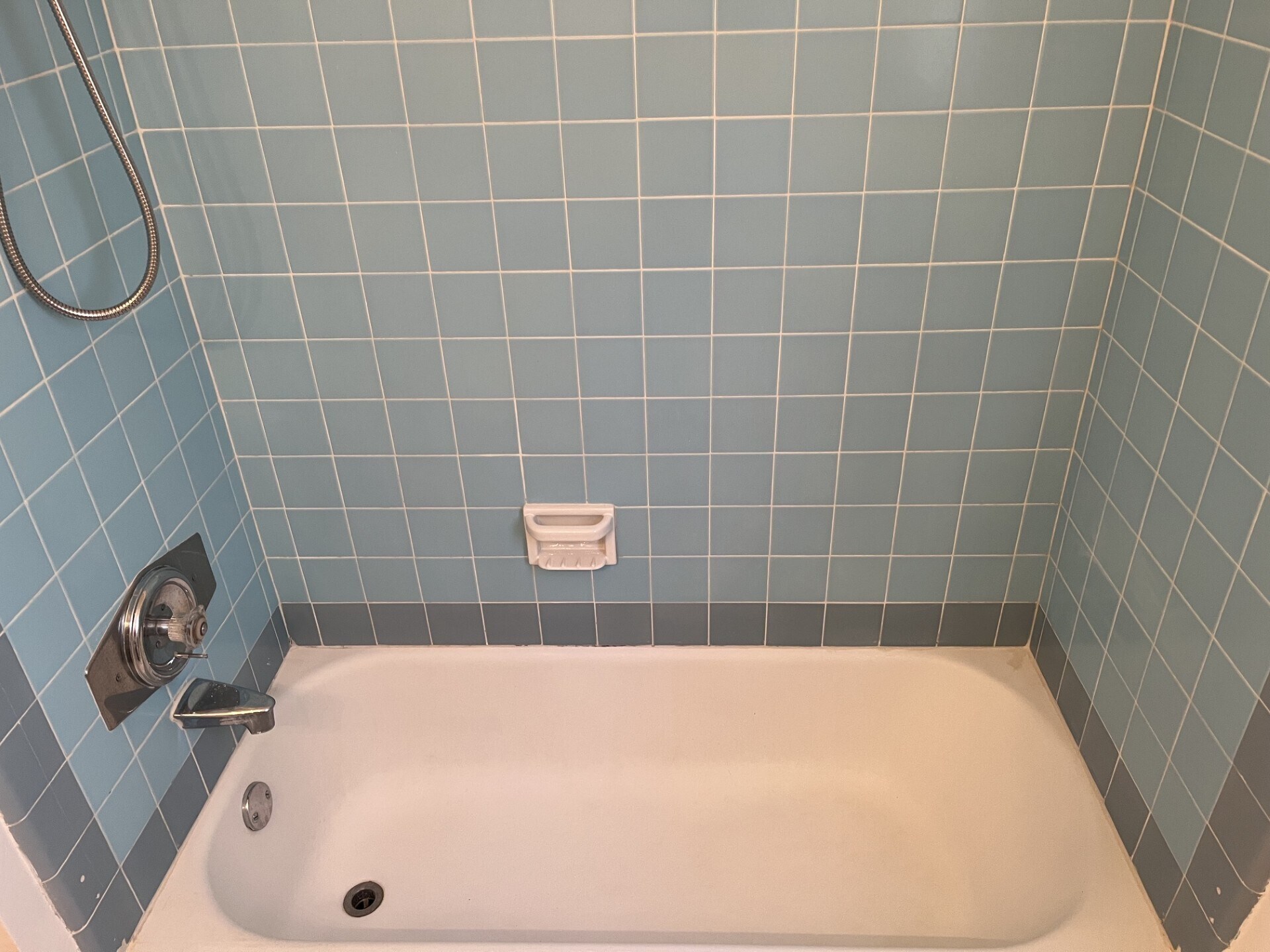 Bathtub 2 - 3171 S Barrington Ave