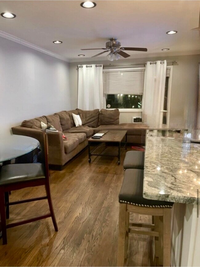 Building Photo - 533 Madison St