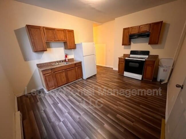 Building Photo - 116 E Broad St