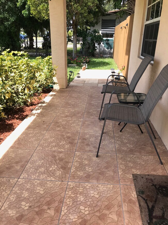 nice front porch - 1473 NE 48th St