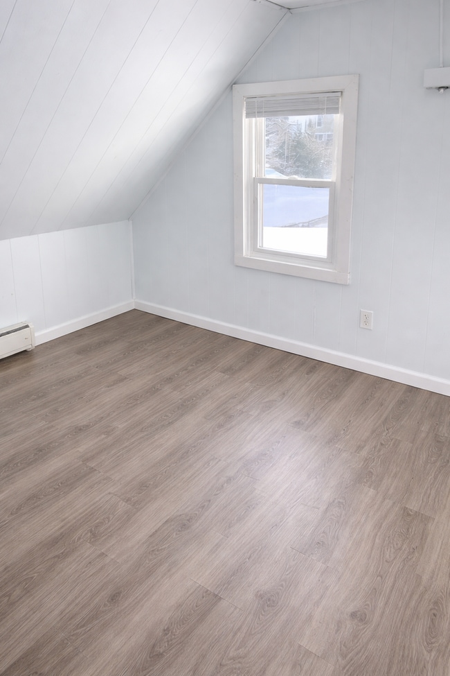 Building Photo - Cozy Milford Single Family – 3 Beds, Laundry, Parking!