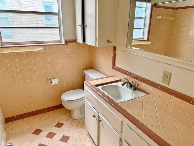 Building Photo - 2411 S 5th St