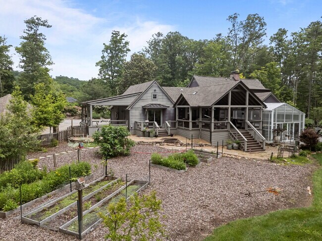 Building Photo - Charming Furnished Estate with Full-Servic...