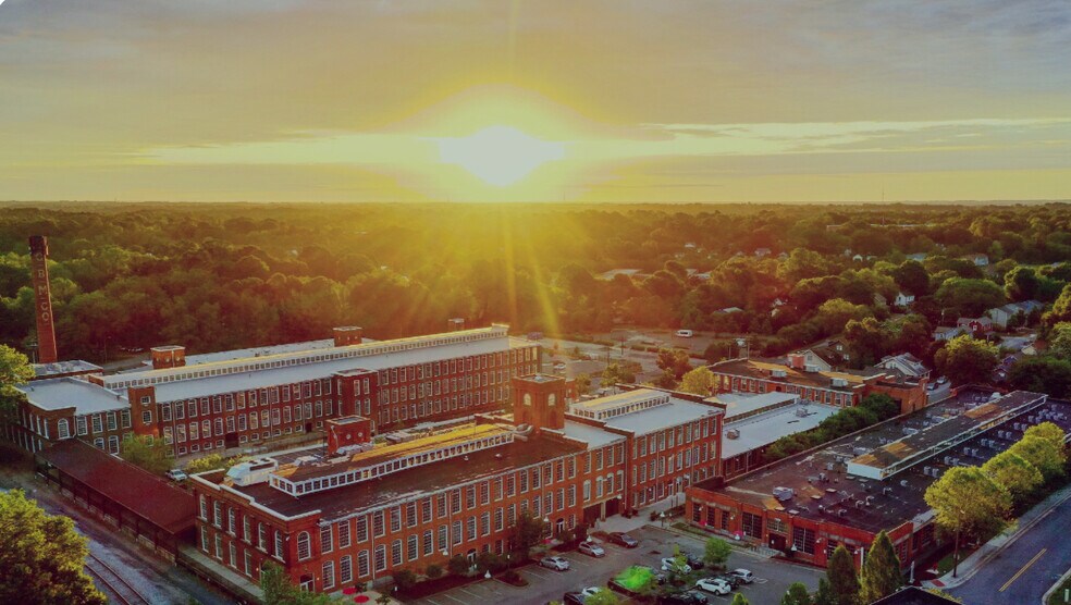 Building Photo - Room in Apartment on Liberty St