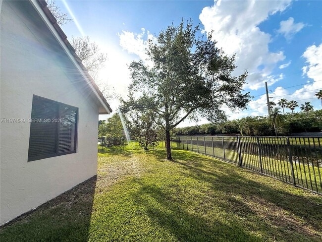 Building Photo - 400 Alexandra Cir