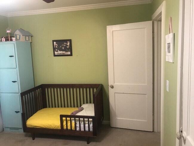 Building Photo - 306 19th St E