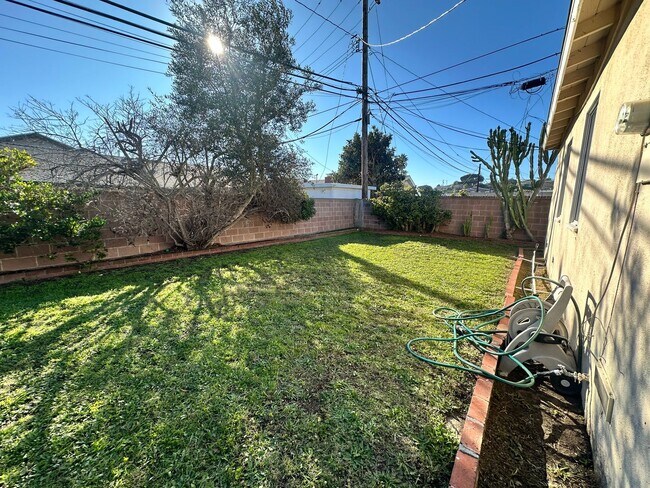 Building Photo - 3 BEDROOM/1 BATH HOUSE IN SOUTHWOOD RIVIERA TORRANCE