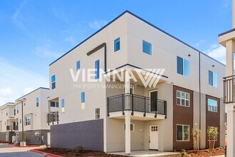 Building Photo - Brand NEW Antelope Home is RENT READY!!