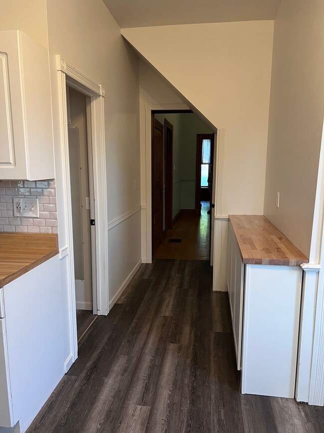 Building Photo - 3 Bedroom 2 Bathroom