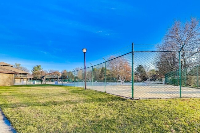 Building Photo - Clean & Fresh 2 + 2 close to METRO!