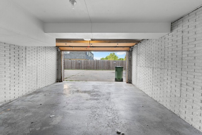 Building Photo - 2711 St Francis Dr