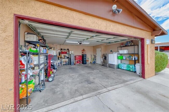 Building Photo - 861 E Hacienda Ave