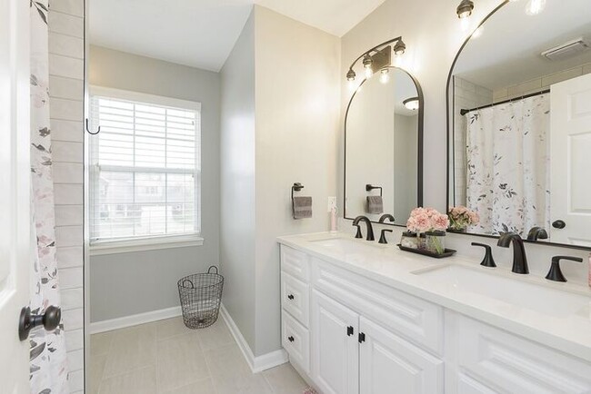 Building Photo - Beautiful updated home in West Carmel!