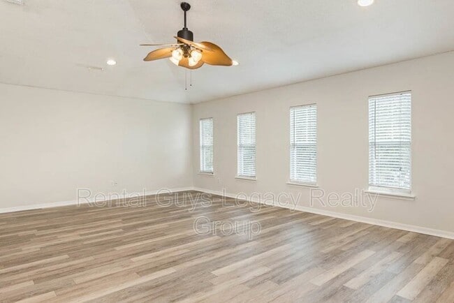 Building Photo - 402 Hearthside Ct