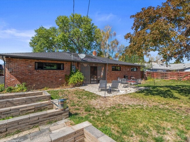 Building Photo - Dream Home