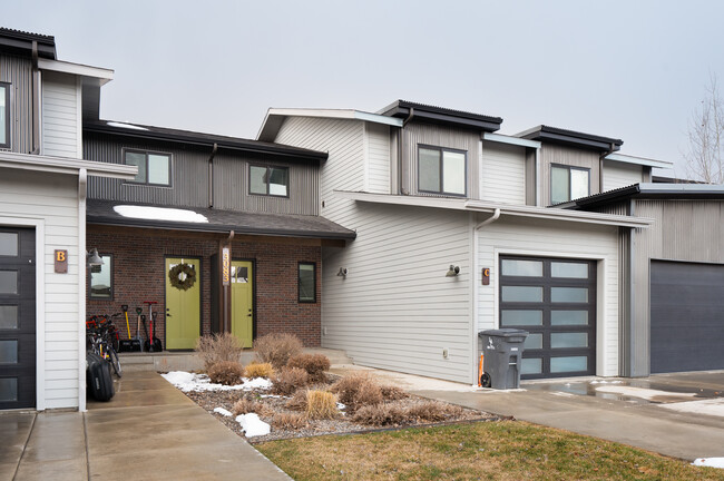 Building Photo - 3083 Warbler Way