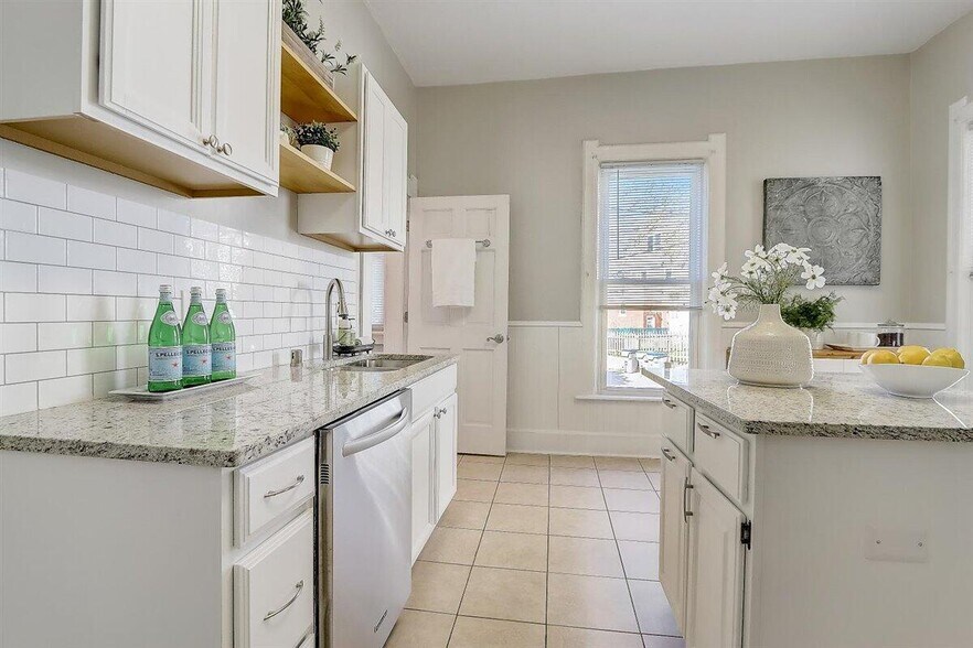 Kitchen - 1512 E Irving Plz