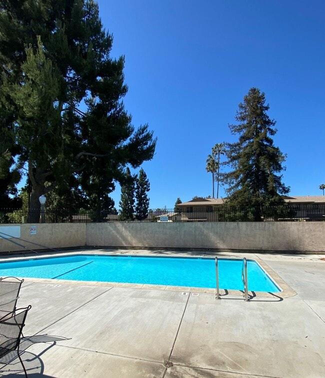 Building Photo - East Ventura - Three bedroom Townhome in R...