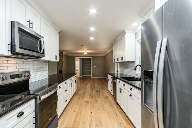 Building Photo - Newly renovated 4 Bedroom 3 Bathroom Home ...