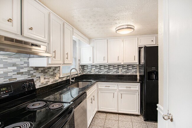 Building Photo - Spacious 3BR/2.5BA Townhouse in the Heart ...
