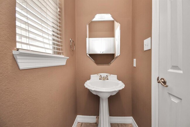 Building Photo - 803 Rosine St