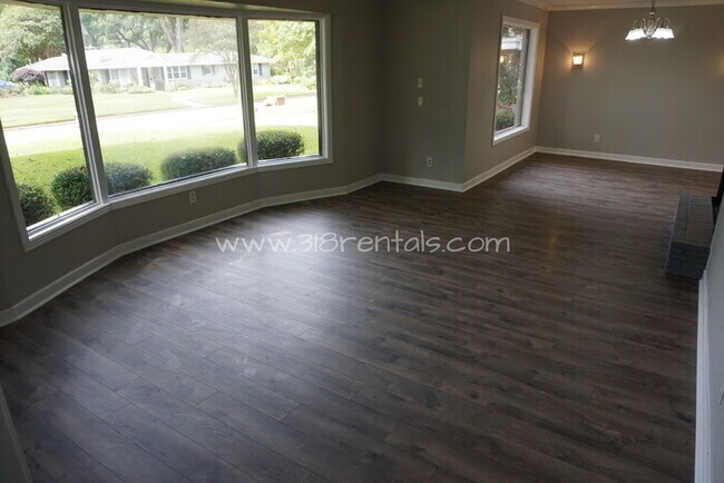 Building Photo - 4747 Crescent Dr