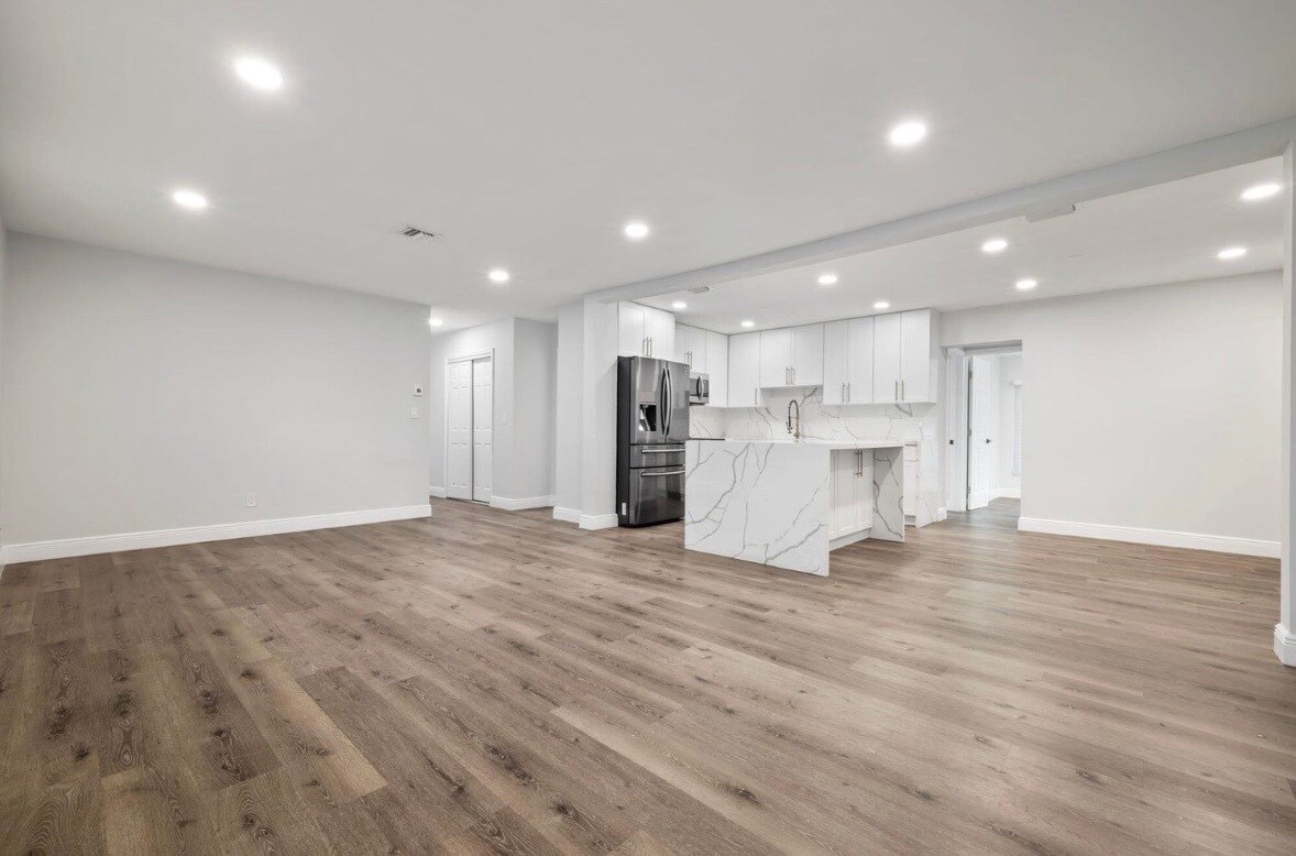 Building Photo - 2298 NE 4th Ave