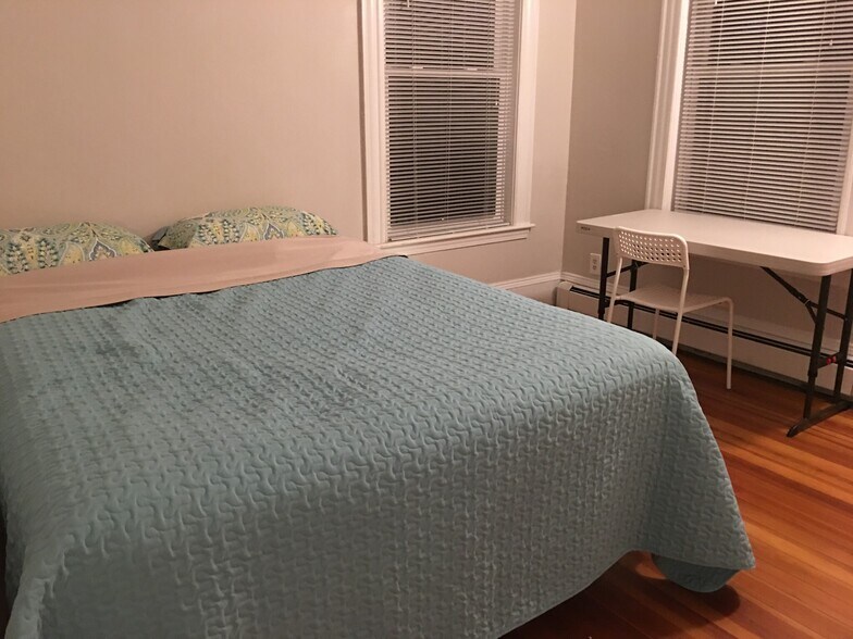 Building Photo - 997 Memorial Dr