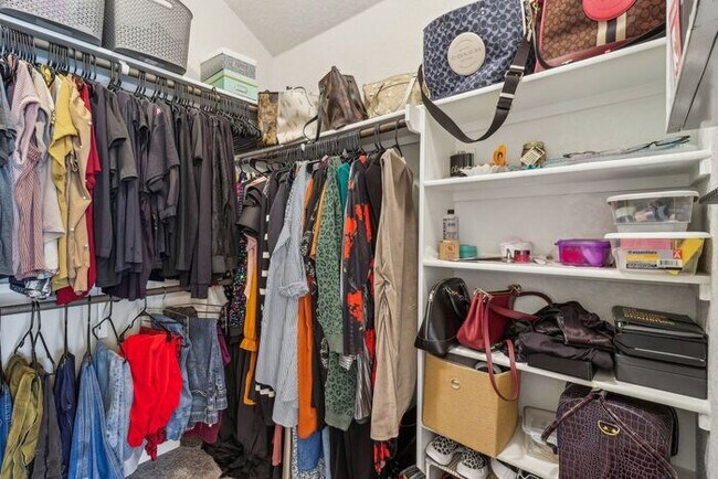 Building Photo - Spacious 1.5 Story Home with a Versatile F...