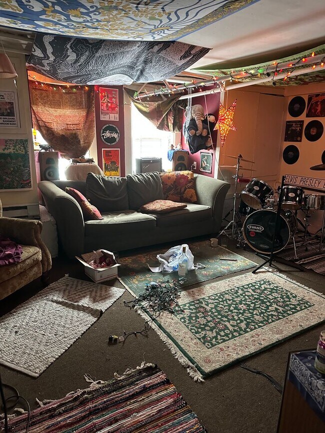 Building Photo - ALLSTON 4 BED/2 BATH FOR 9/1!  UPDATED KITCHEN AND BIG ROOMS!